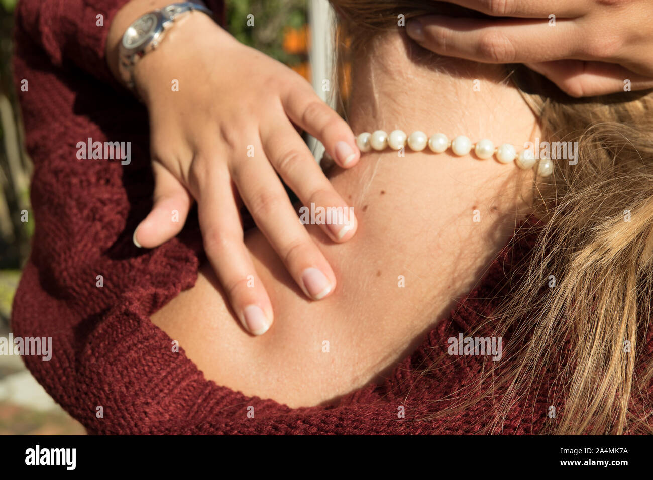 La donna ha dolore al collo Foto Stock