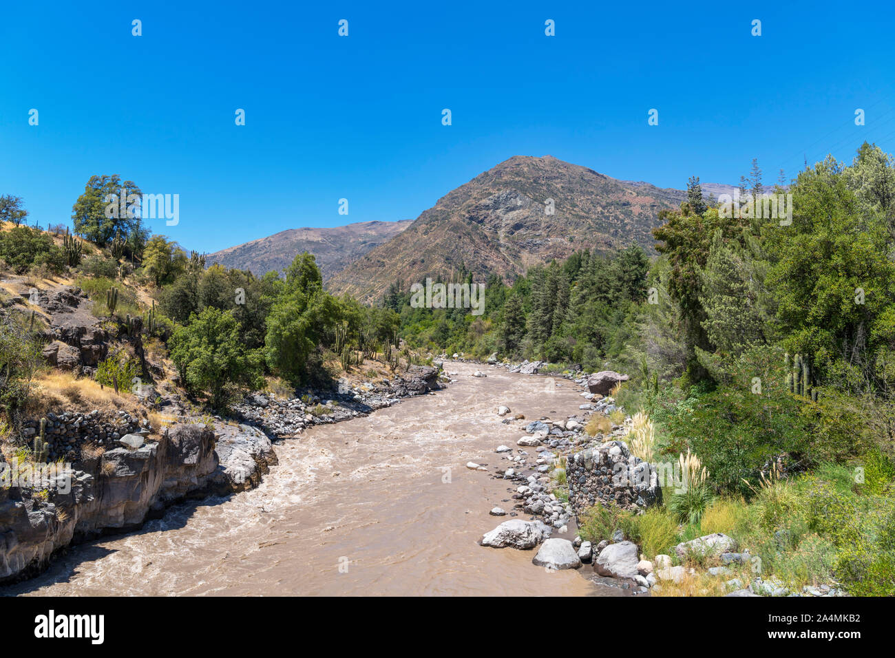 Il Cile, Cajon del Maipo. La valle di Maipo fiume vicino a San Jose de Maipo, Maipo Canyon, montagne delle Ande, Cile, Sud America Foto Stock