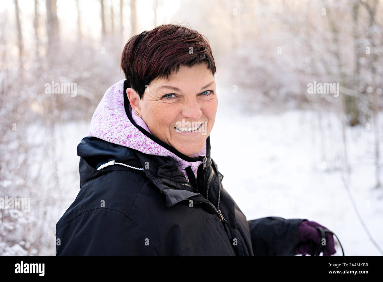 Donna sorridente in inverno Foto Stock