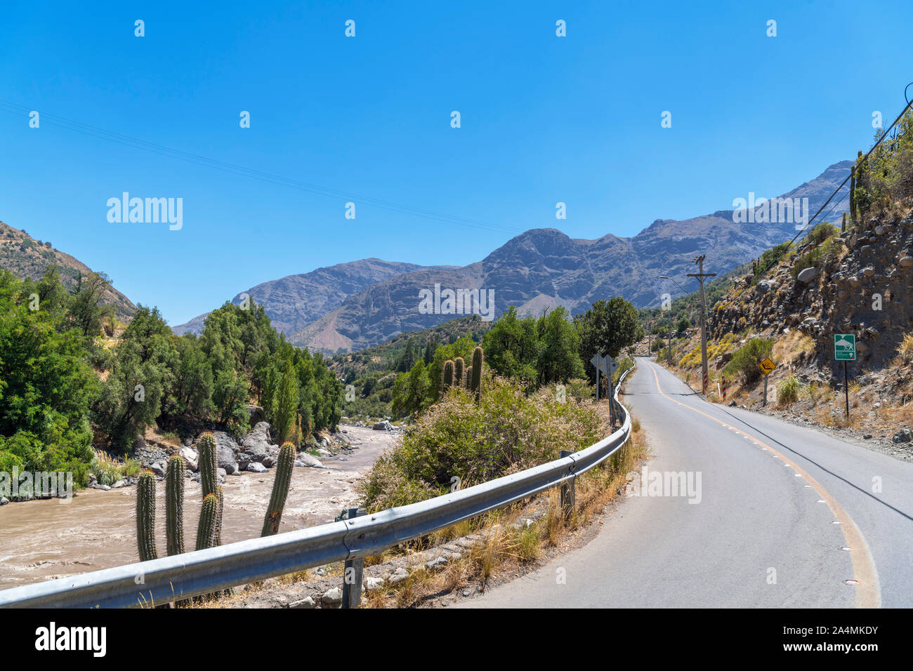 Il Cile, Cajon del Maipo. Strada a fianco del fiume Maipo vicino a San Jose de Maipo, Maipo Canyon, montagne delle Ande, Cile, Sud America Foto Stock