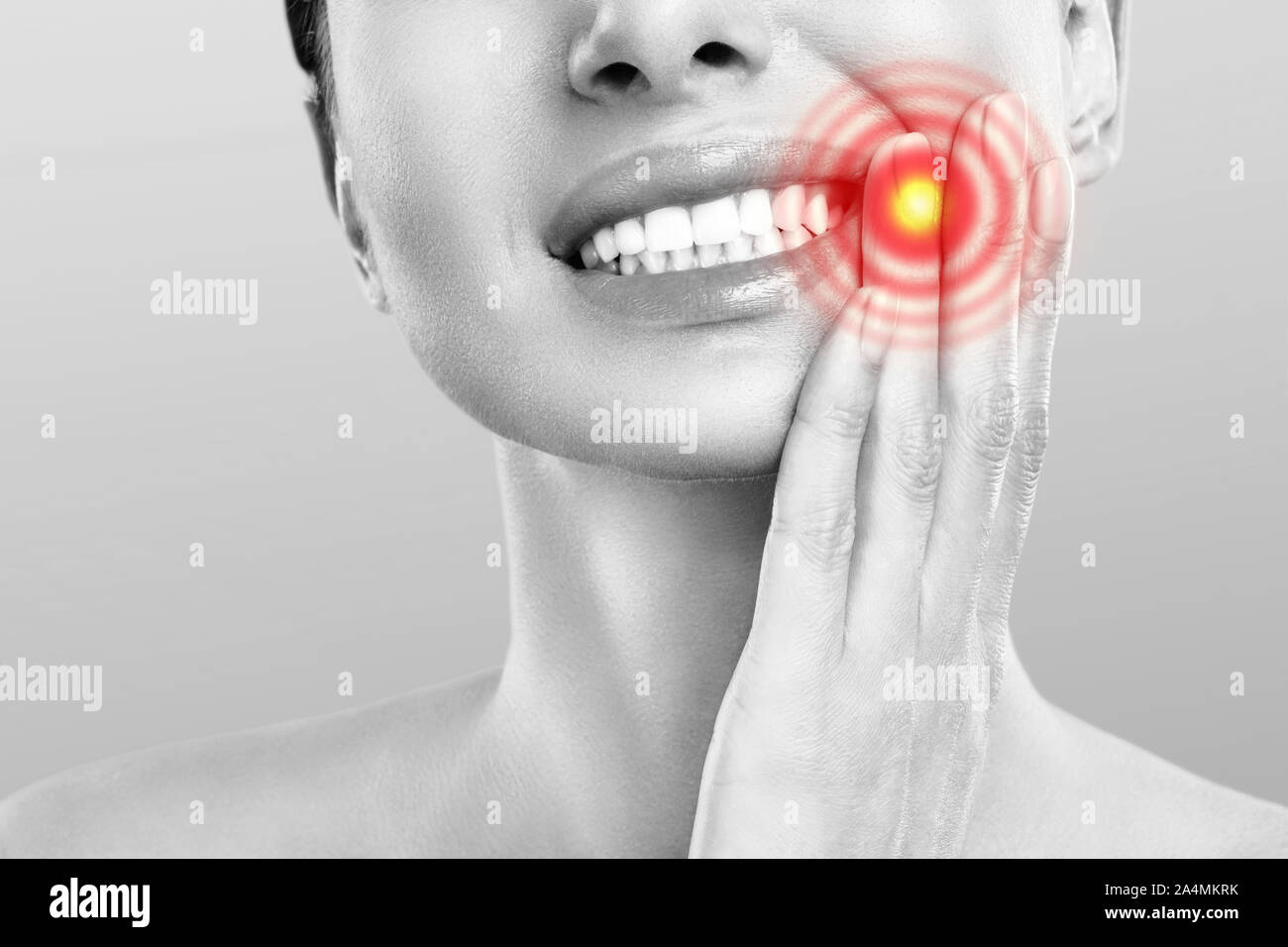 Dente dolore e odontoiatria. Giovane donna che soffre di un forte dolore di denti, toccando la guancia con la mano. Femmina dolorosa sensazione di mal di denti. Cura di odontoiatria Foto Stock