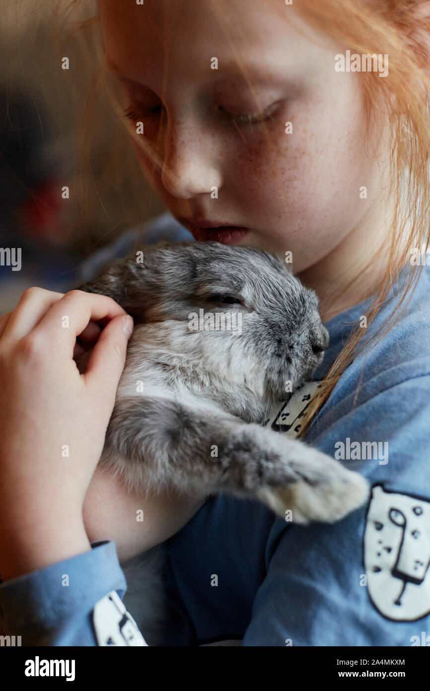 Ragazza abbracciando il coniglio Foto Stock