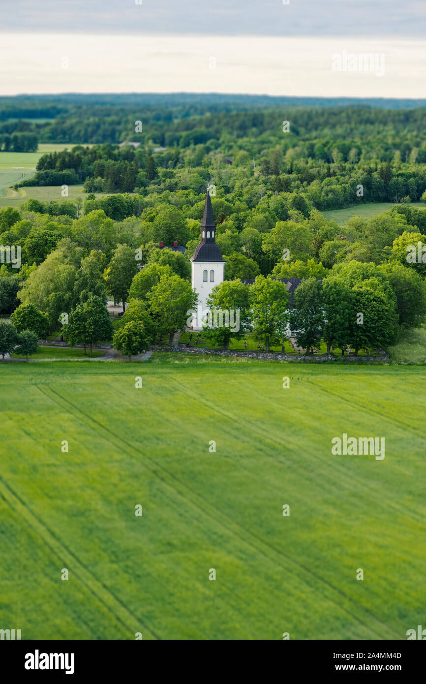 Chiesa tra gli alberi Foto Stock