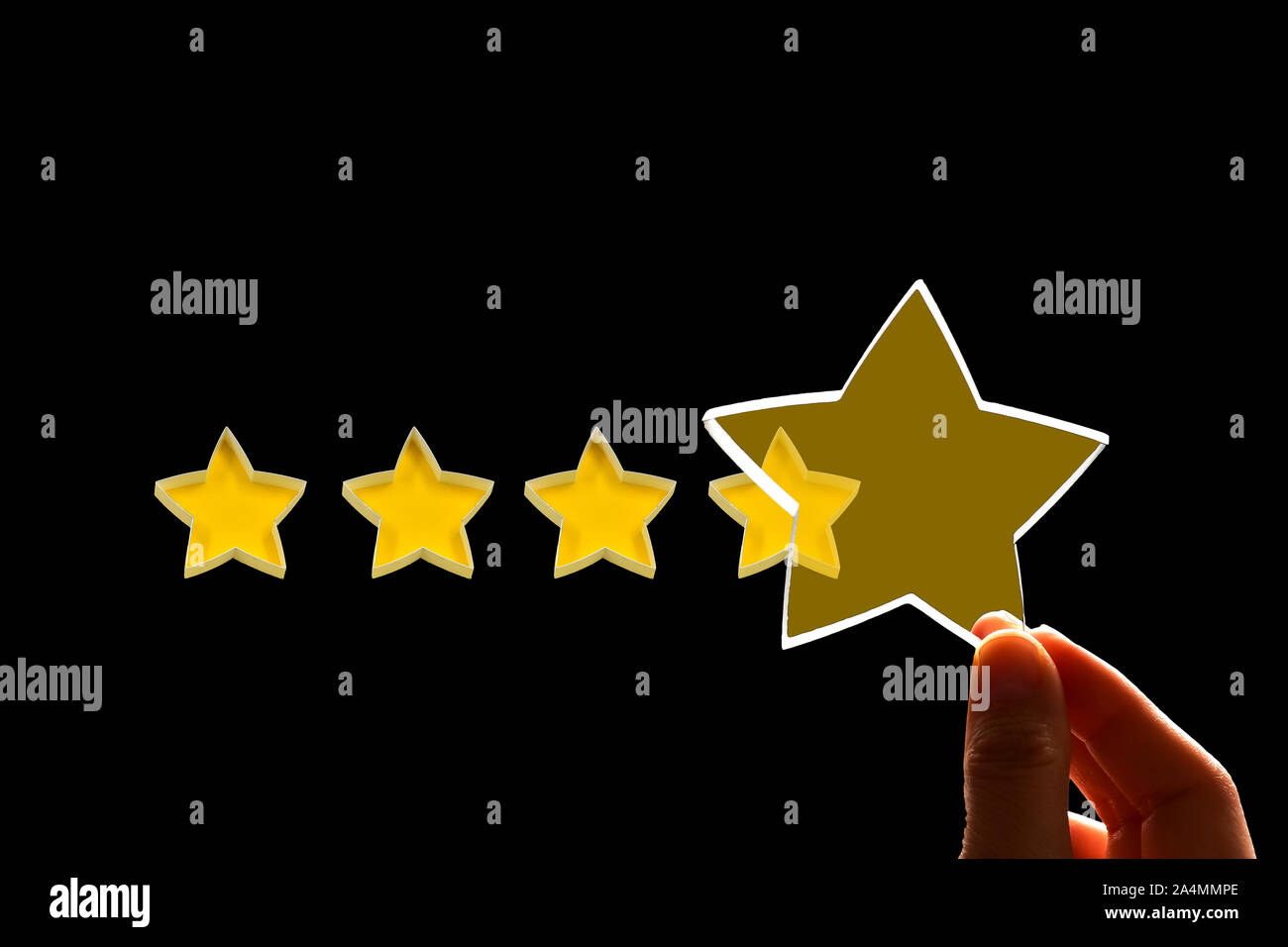 Una donna dà un quinto star rating, il concetto di una valutazione positiva, recensioni e commenti su sfondo nero. Foto Stock