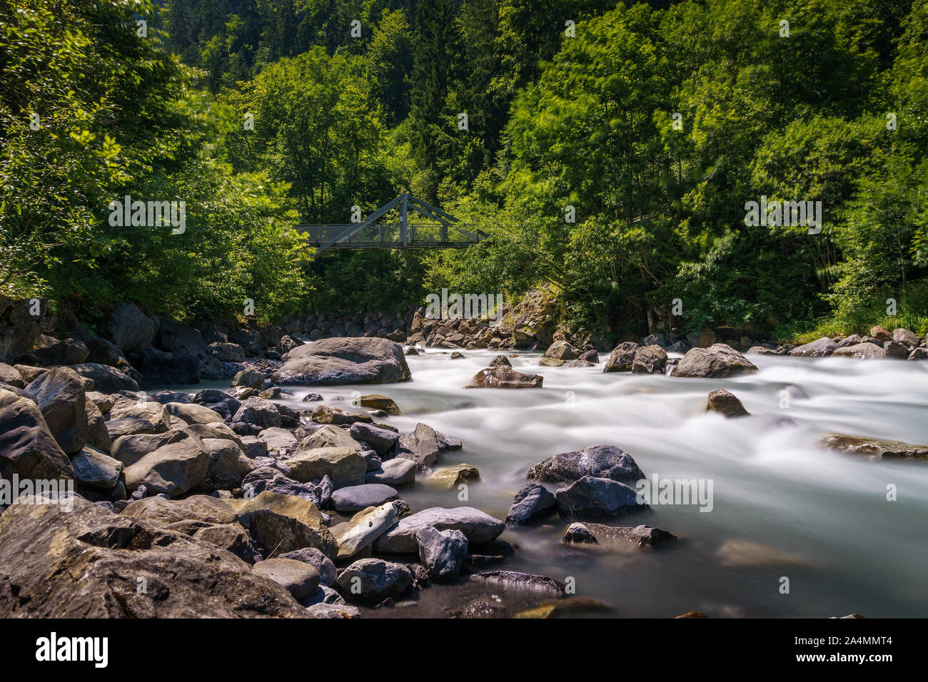 Kander fiume che scorre vicino al lago Blausee nell Oberland Bernese, Svizzera Foto Stock