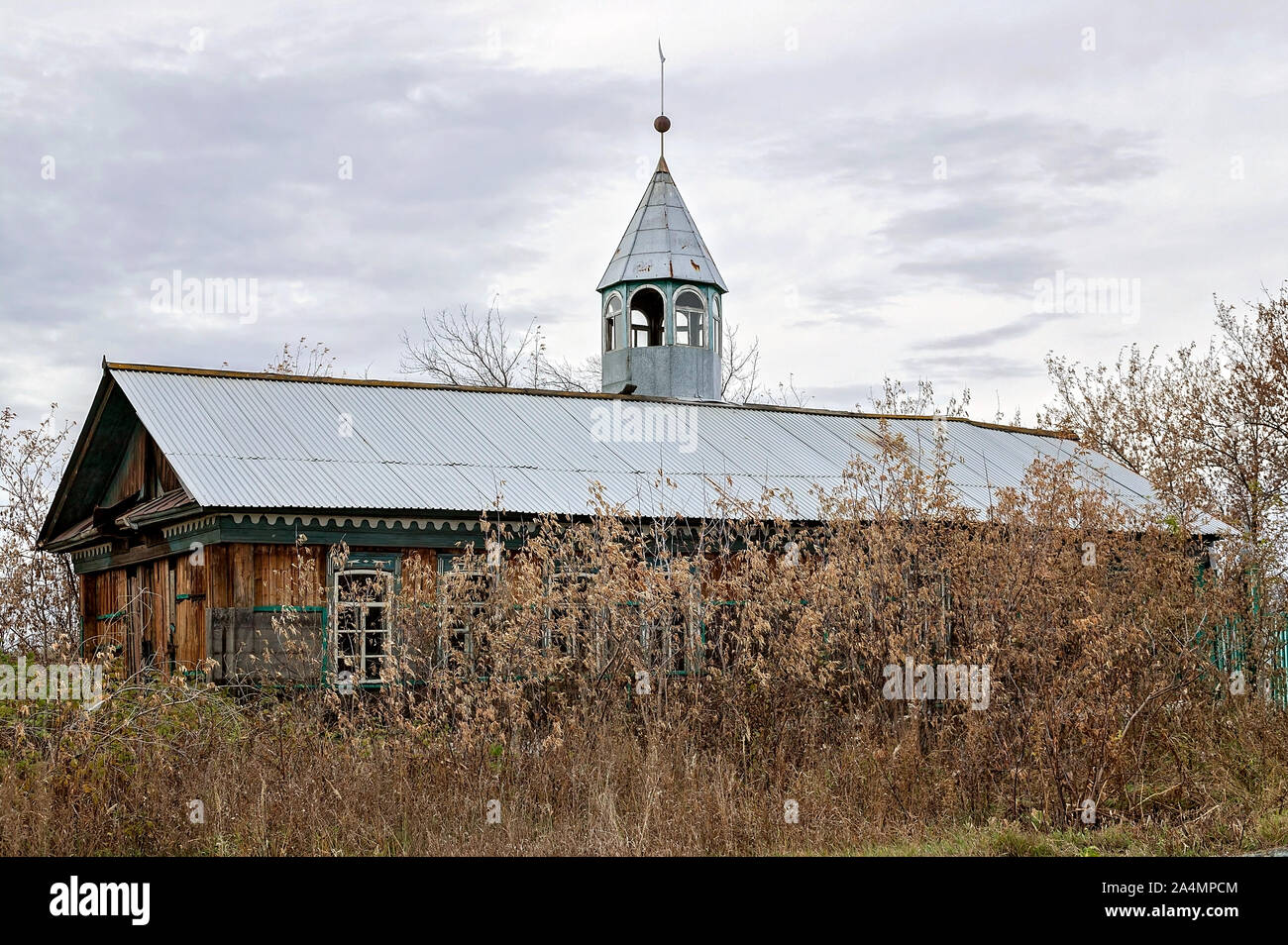 La costruzione di un legno abbandonato la moschea musulmana. Insediamenti abbandonati Foto Stock