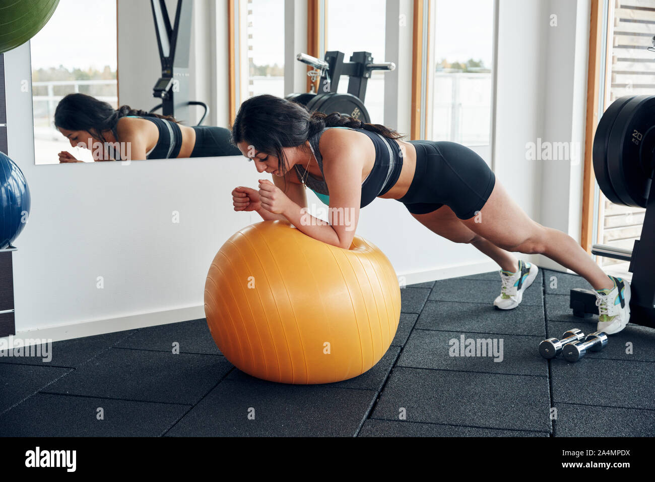 Donna formazione in palestra Foto Stock