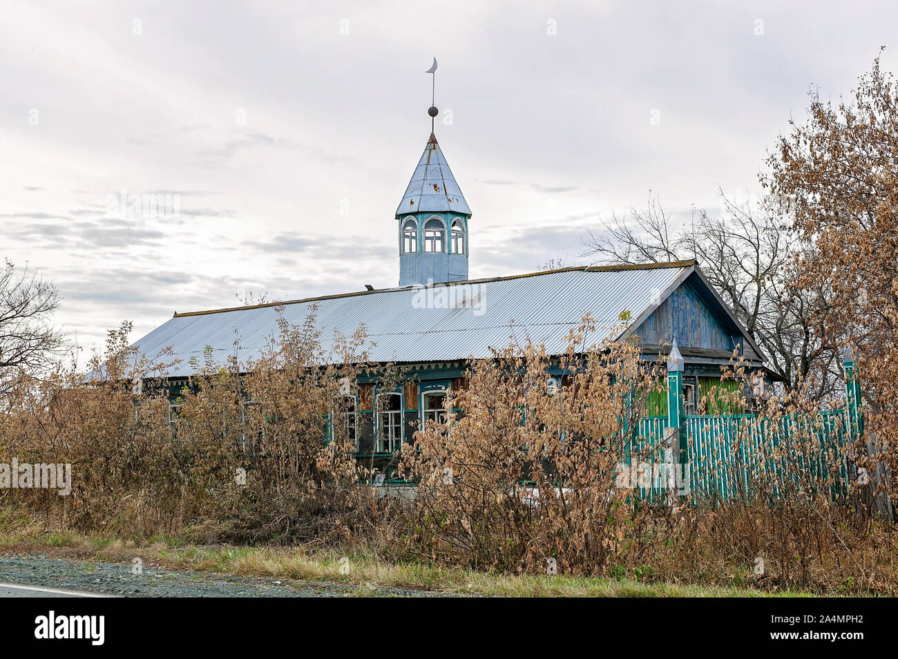 La costruzione di un legno abbandonato la moschea musulmana. Insediamenti abbandonati Foto Stock