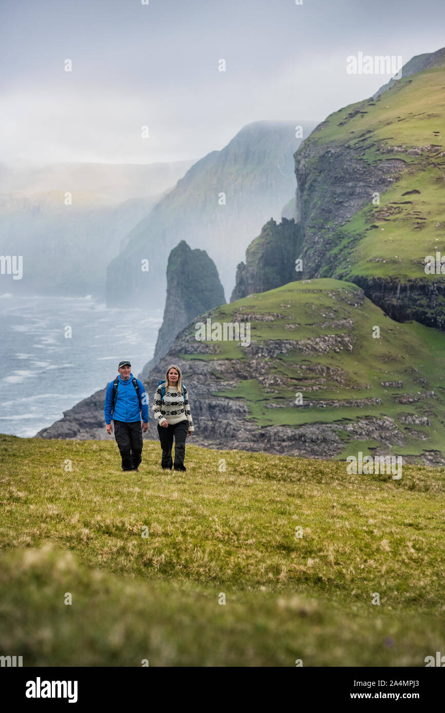 Gli escursionisti a costa Foto Stock