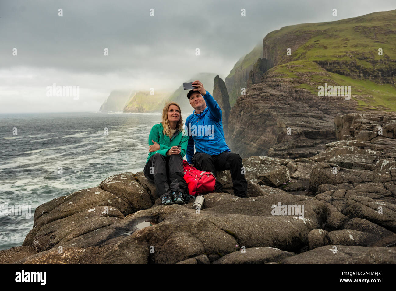 Gli escursionisti a costa tenendo selfie Foto Stock