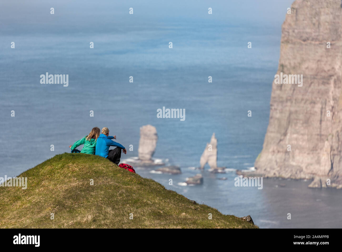 Gli escursionisti cercando di visualizzare Foto Stock