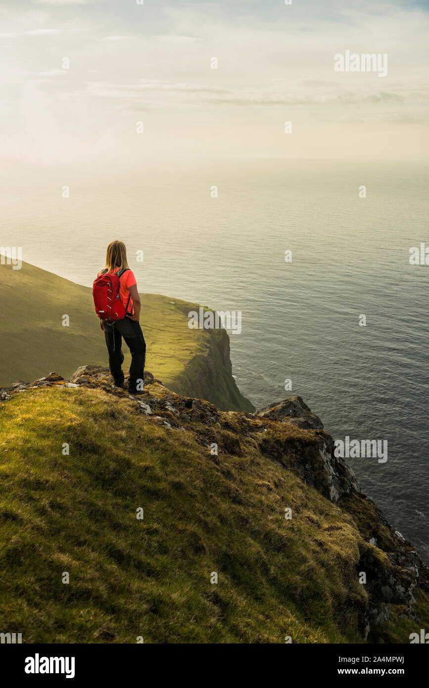 Escursionista guardando a vista Foto Stock