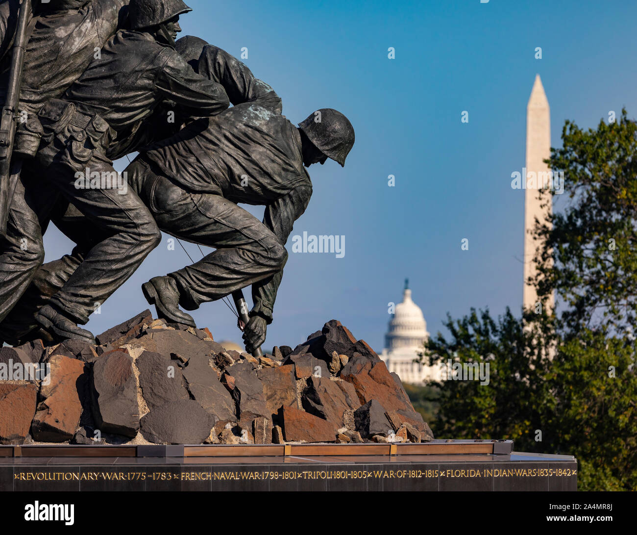 ARLINGTON, VIRGINIA, Stati Uniti d'America - STATI UNITI Marine Corps War Memorial, E DEGLI STATI UNITI Il capitale e il Monumento a Washington in distanza. Foto Stock