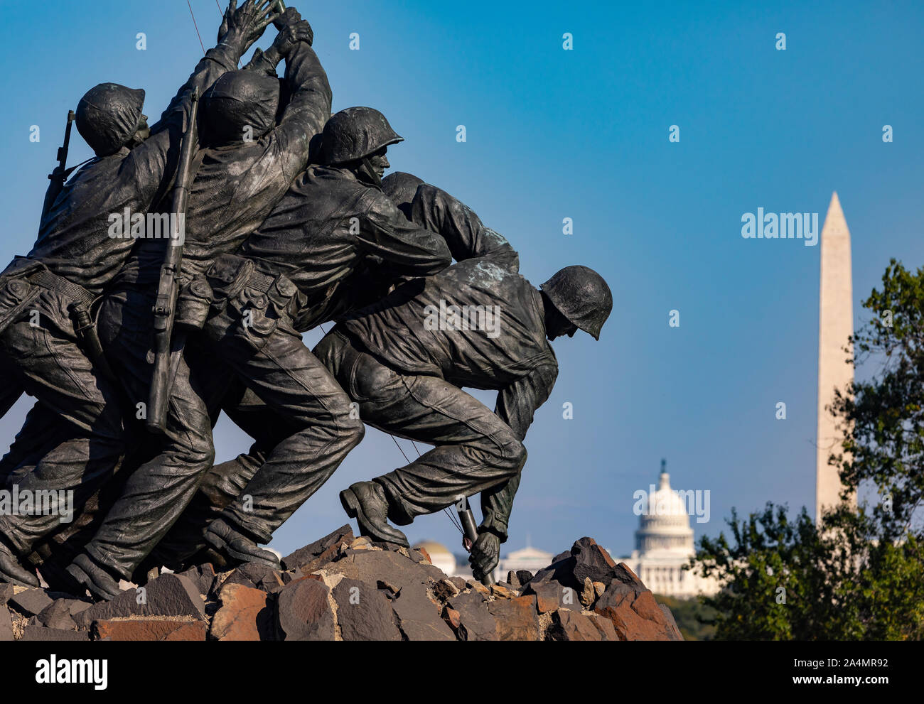 ARLINGTON, VIRGINIA, Stati Uniti d'America - STATI UNITI Marine Corps War Memorial, E DEGLI STATI UNITI Il capitale e il Monumento a Washington in distanza. Foto Stock