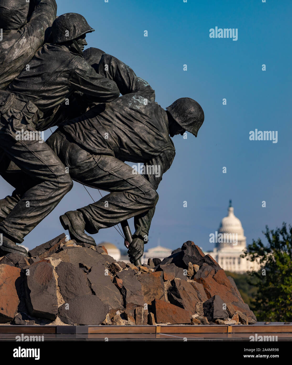 ARLINGTON, VIRGINIA, Stati Uniti d'America - STATI UNITI Marine Corps War Memorial, E DEGLI STATI UNITI Nel capitale sociale di distanza. Foto Stock