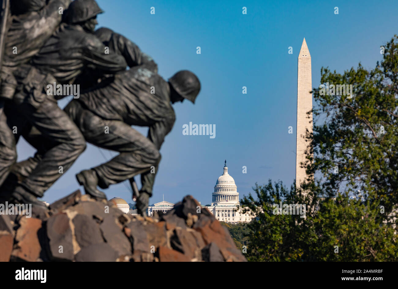 ARLINGTON, VIRGINIA, Stati Uniti d'America - STATI UNITI Marine Corps War Memorial, E DEGLI STATI UNITI Il capitale e il Monumento a Washington in distanza. Foto Stock