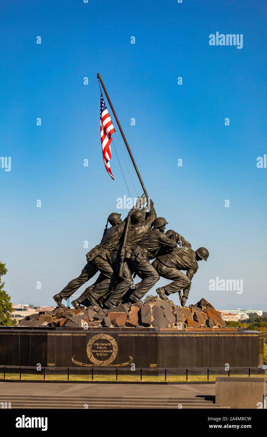 ARLINGTON, VIRGINIA, Stati Uniti d'America - STATI UNITI Marine Corps War Memorial, Iwo Jima bandiera del sollevamento. Foto Stock