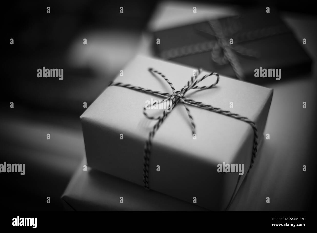 Bianco e nero regalo di Natale sul tavolo Foto Stock