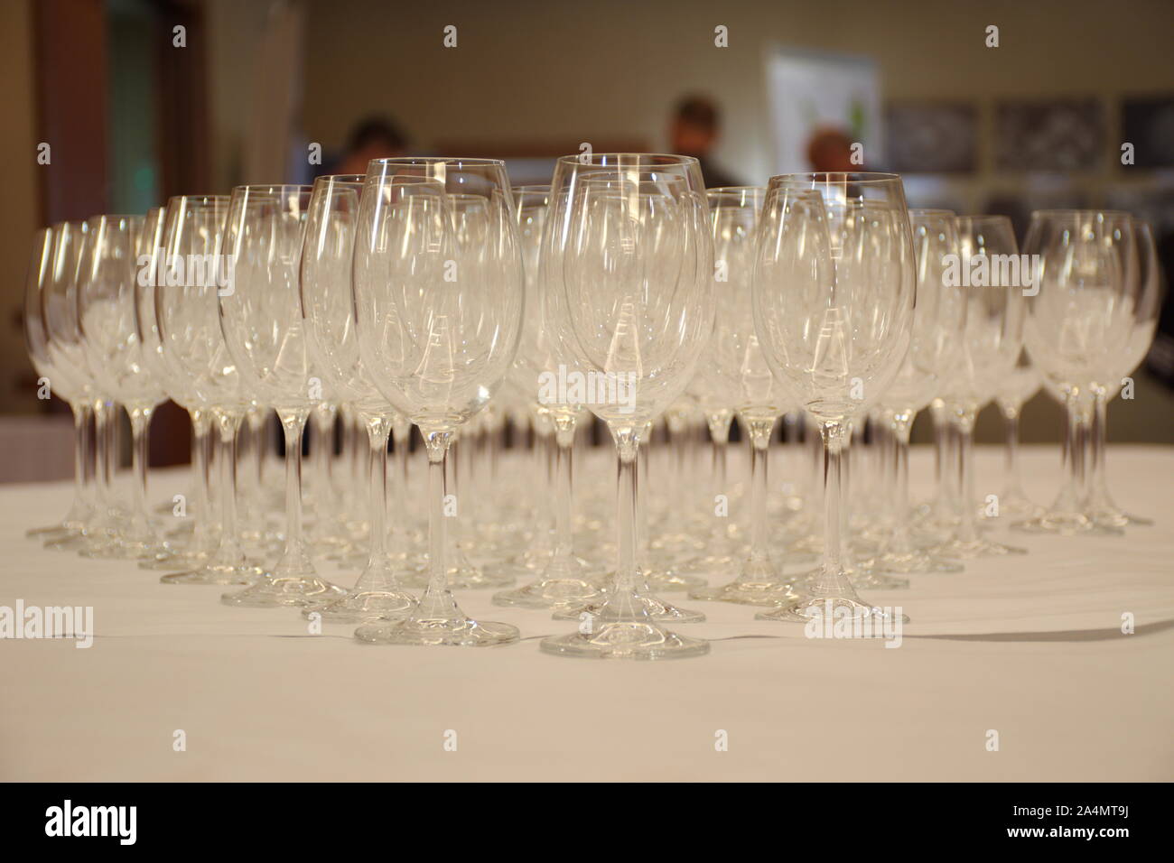 Grande gruppo di bicchieri di vino sul tavolo Foto Stock