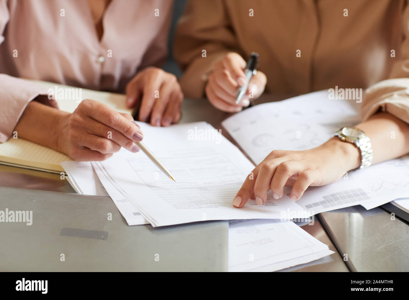 Close-up di business partner di lavoro su business report in team al tavolo in ufficio Foto Stock