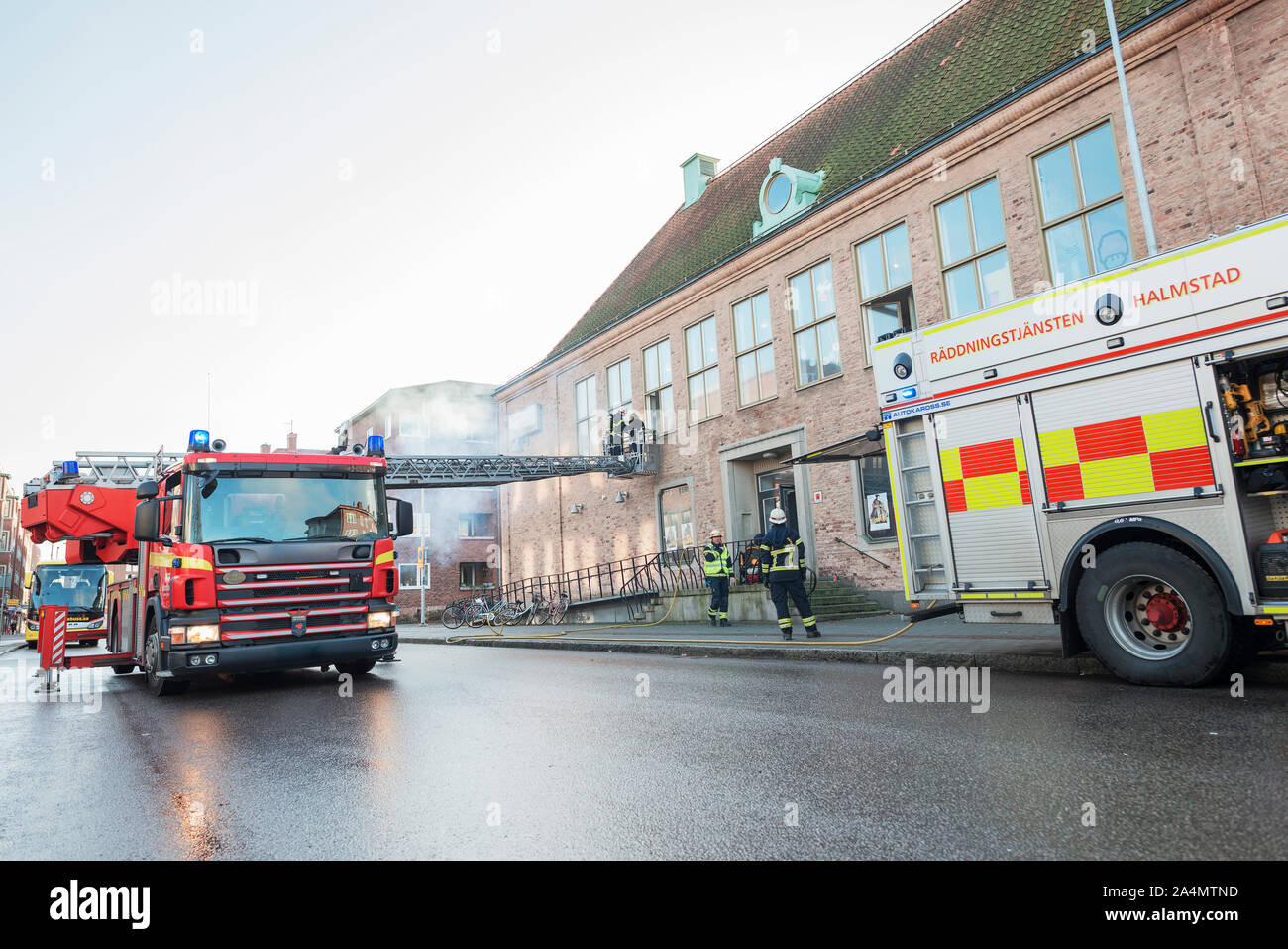 I vigili del fuoco di combattere il fuoco Foto Stock