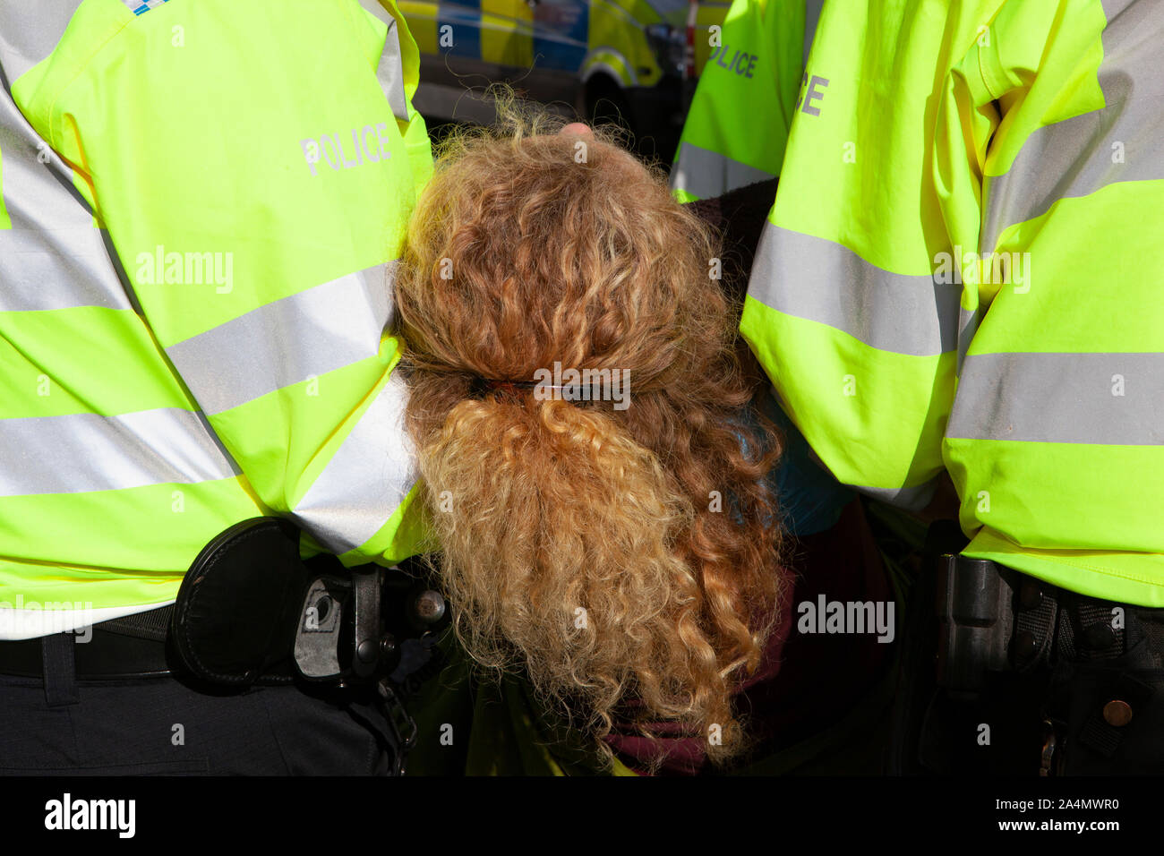 Fatta di polizia arresti di massa come la ribellione di estinzione gli attivisti hanno sfidato a Londra-ampio divieto di proteste pubbliche questa mattina per chiudere Millbank al di fuori degli uffici di MI5. Protestando circa la mancanza di sicurezza alimentare possibile se il cambiamento climatico non è scongiurato, hanno parcheggiato una carovana in strada e messo in scena un sit in con canti e pic-nic. Foto Stock