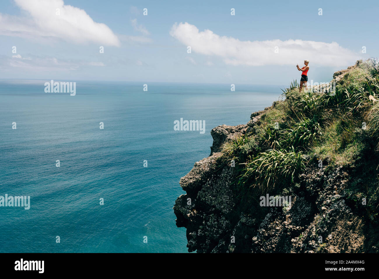 Donna sulla cima della scogliera Foto Stock