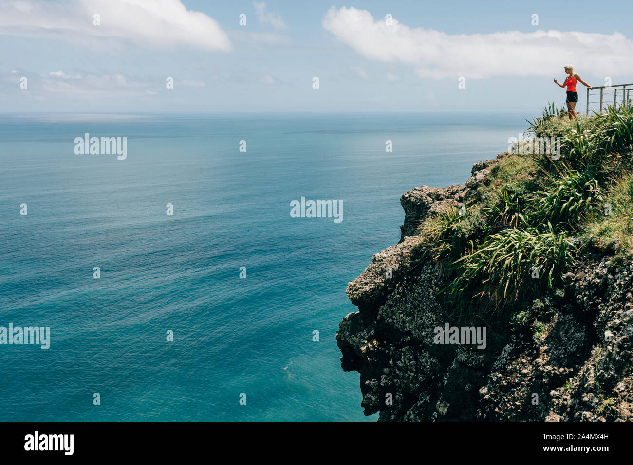 Donna sulla cima della scogliera Foto Stock
