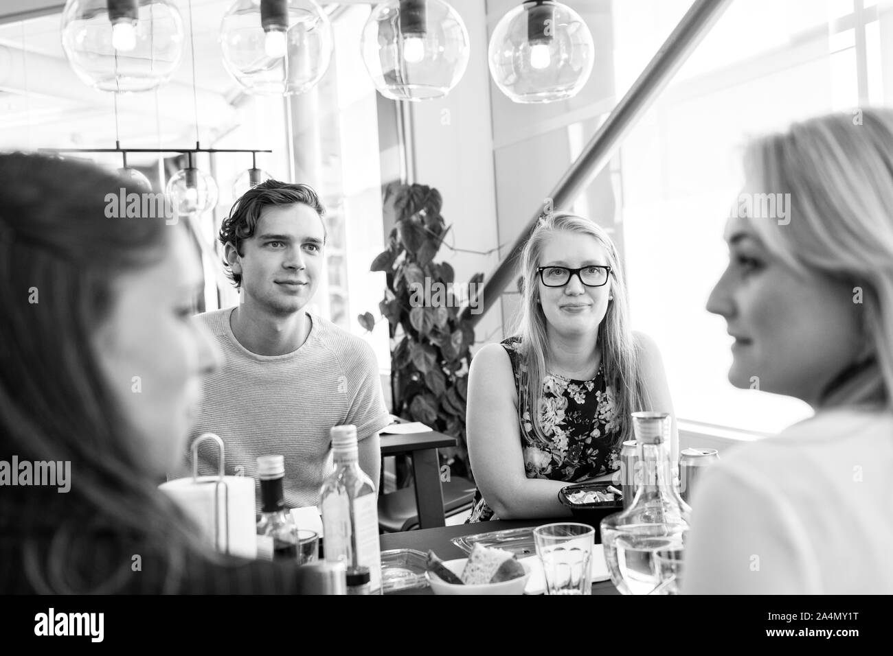 I colleghi a pranzo in mensa Foto Stock