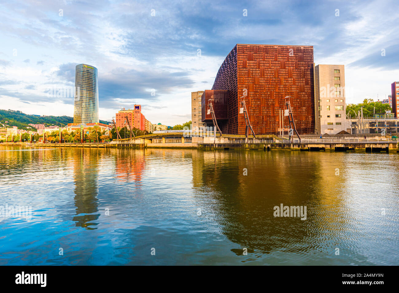 15/09-19, Bilbao, Spagna. Centro conferenze e sala concerti Euskalduna Hall a destra e i 165 m di altezza Iberdrola torre a sinistra. Foto Stock