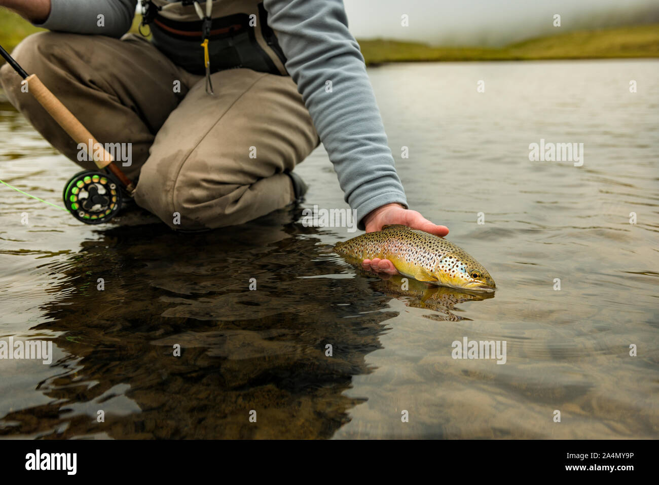 Pescatore con pesce pescato Foto Stock