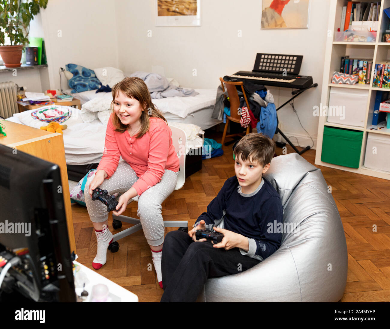 Bambini che giocano con i video game Foto Stock