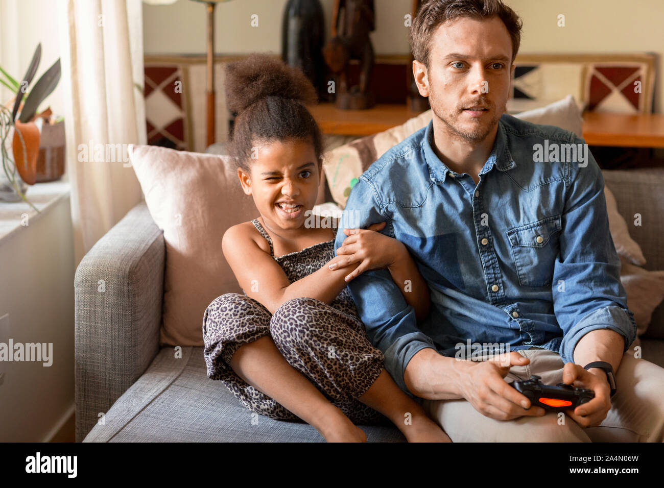 Padre e figlia la riproduzione di video gioco Foto Stock