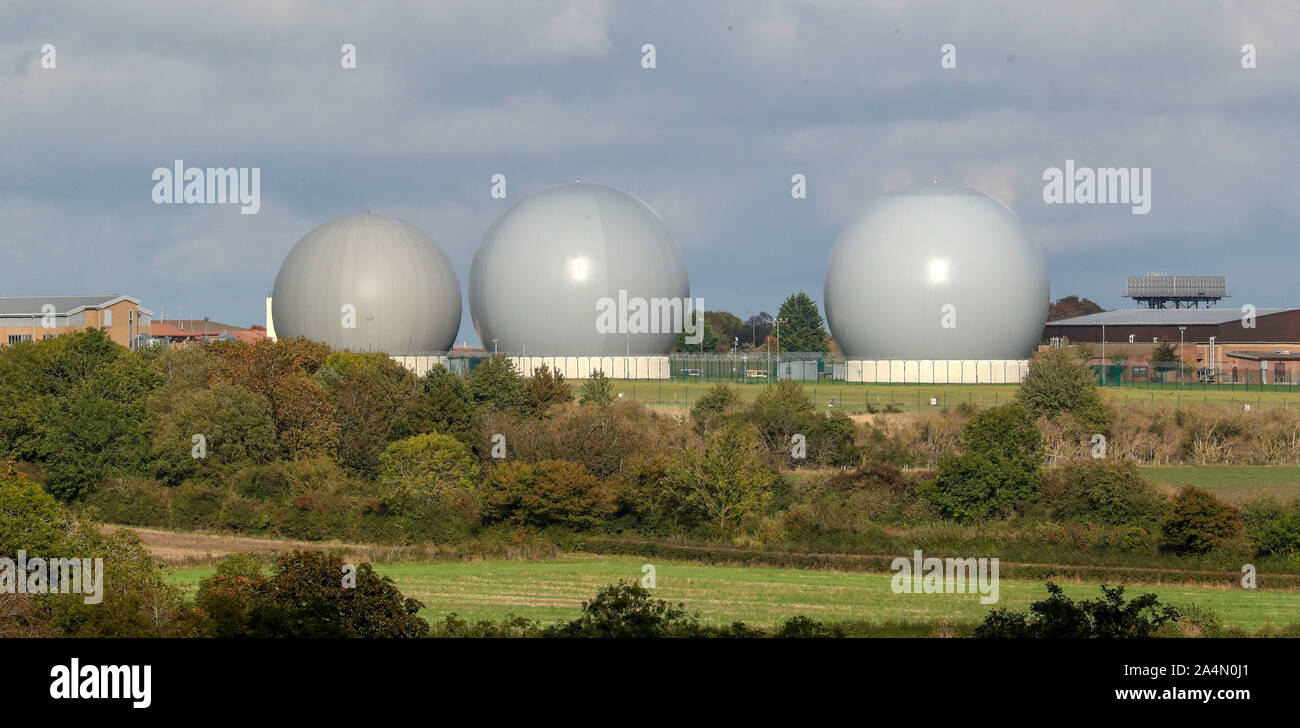 Apparecchiature di telecomunicazione a RAF Croughton, nel Northamptonshire, vicino a dove Harry Dunn, 19, morì quando il suo moto è stato coinvolto in una collisione frontale in agosto. Foto Stock