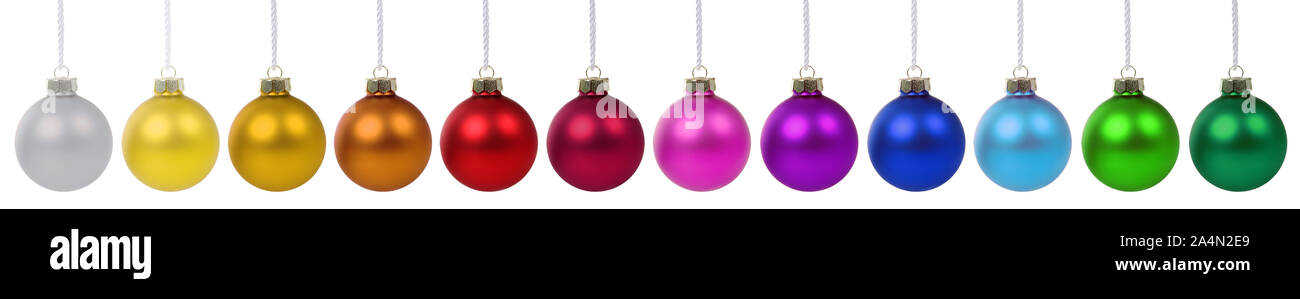 Colorate palle di Natale baubles banner decorazione in una riga isolata su uno sfondo bianco Foto Stock