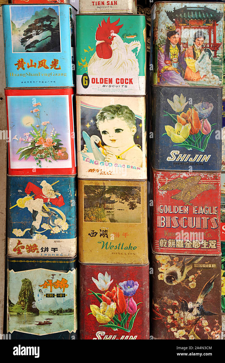 Collezione di vecchi metallico biscotti vintage scatole di latta per la vendita al mercato di antiquariato, Shanghai, Cina Foto Stock
