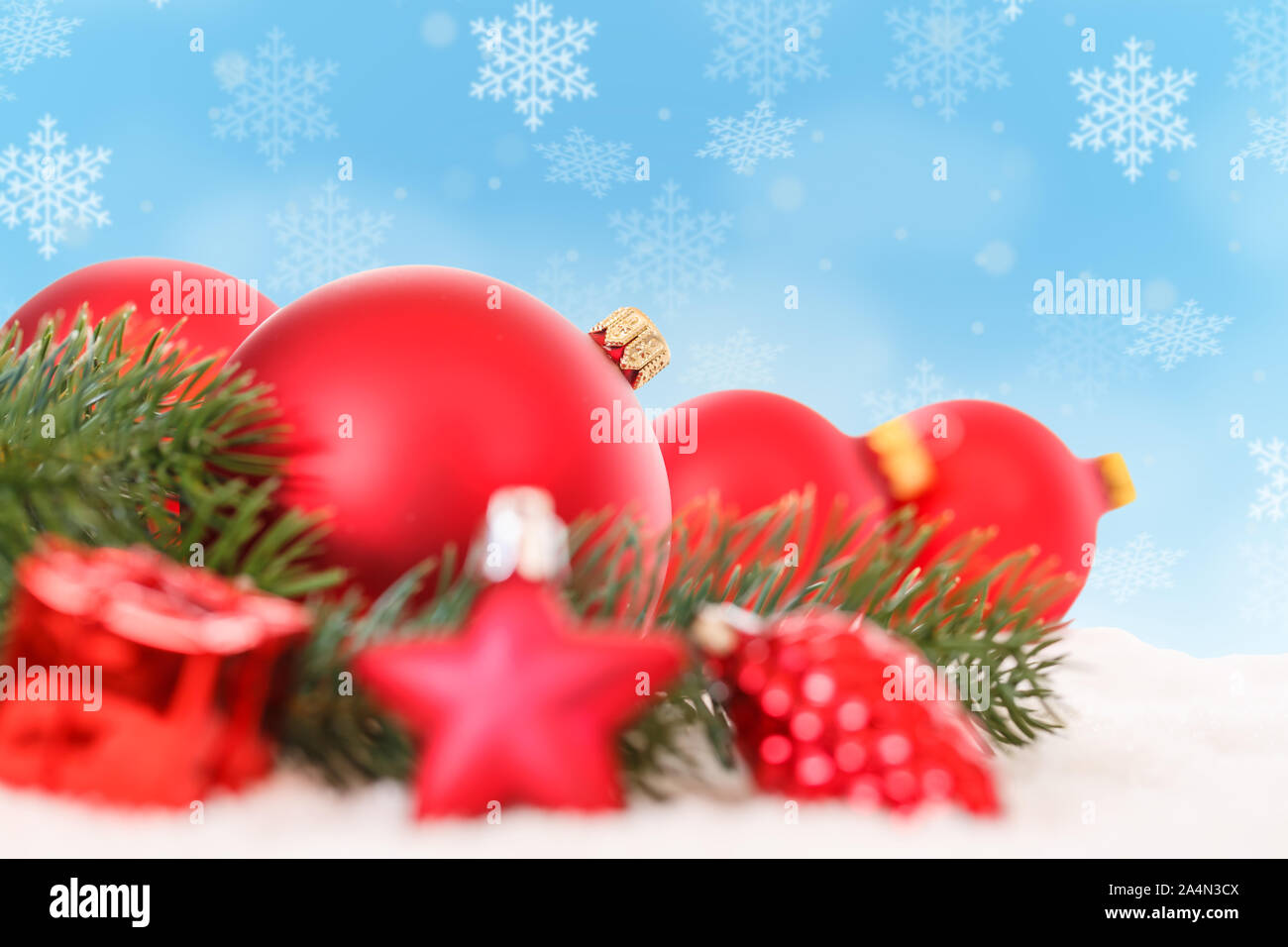 Le palle di Natale decorazione scheda baubles snow copyspace spazio copia testo Foto Stock