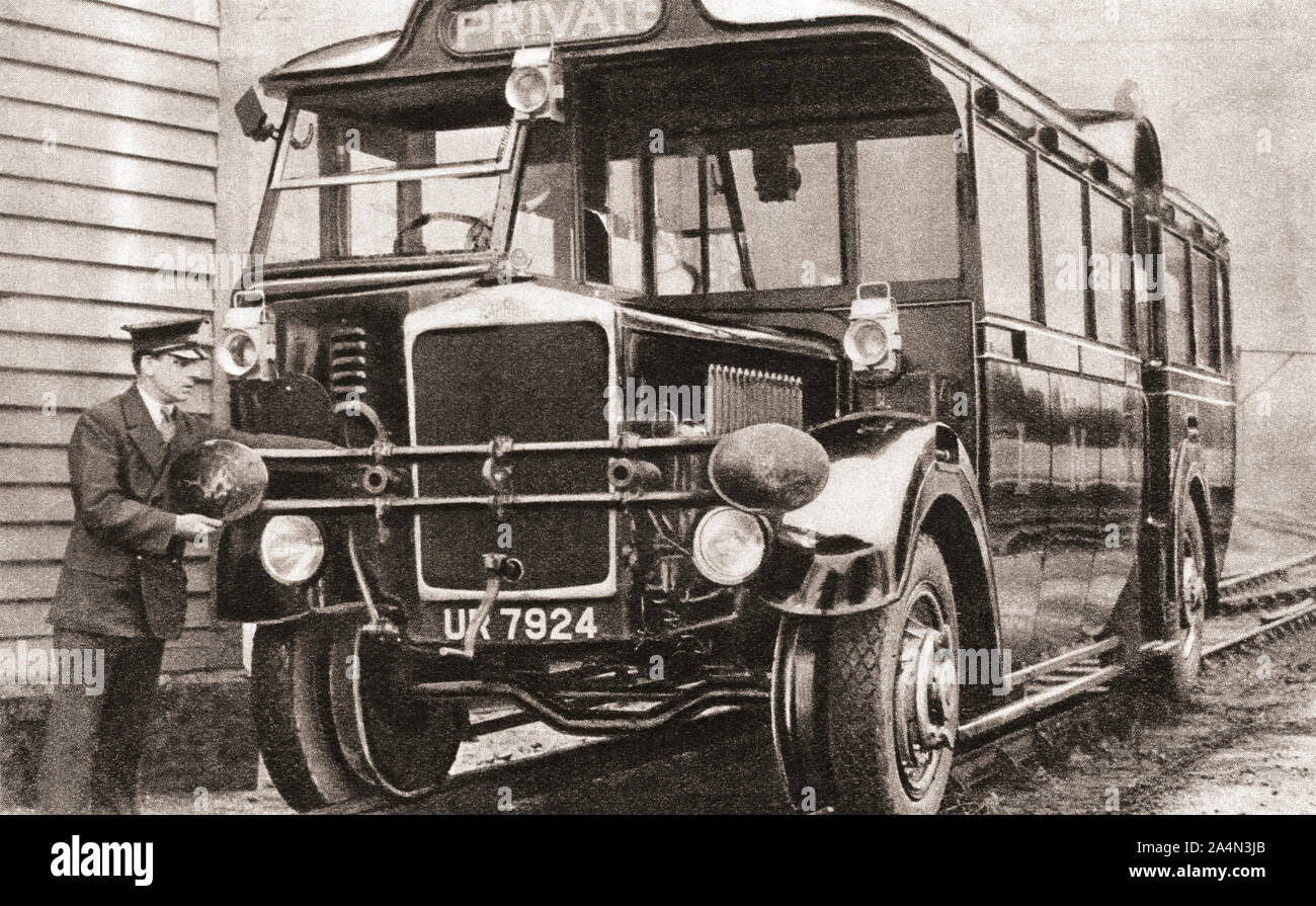 Strada Ferrovia auto, in grado di unire fino da una linea ferroviaria e dei trasporti di passeggeri per la loro destinazione sono stati il più recente di una forma di trasporto nel 1931. Due serie di ruote, una flangiata e uno stanco, ha consentito loro di eseguire su entrambi su strada e per ferrovia. Dalla rievocazione del secolo, pubblicato nel 1934. Foto Stock