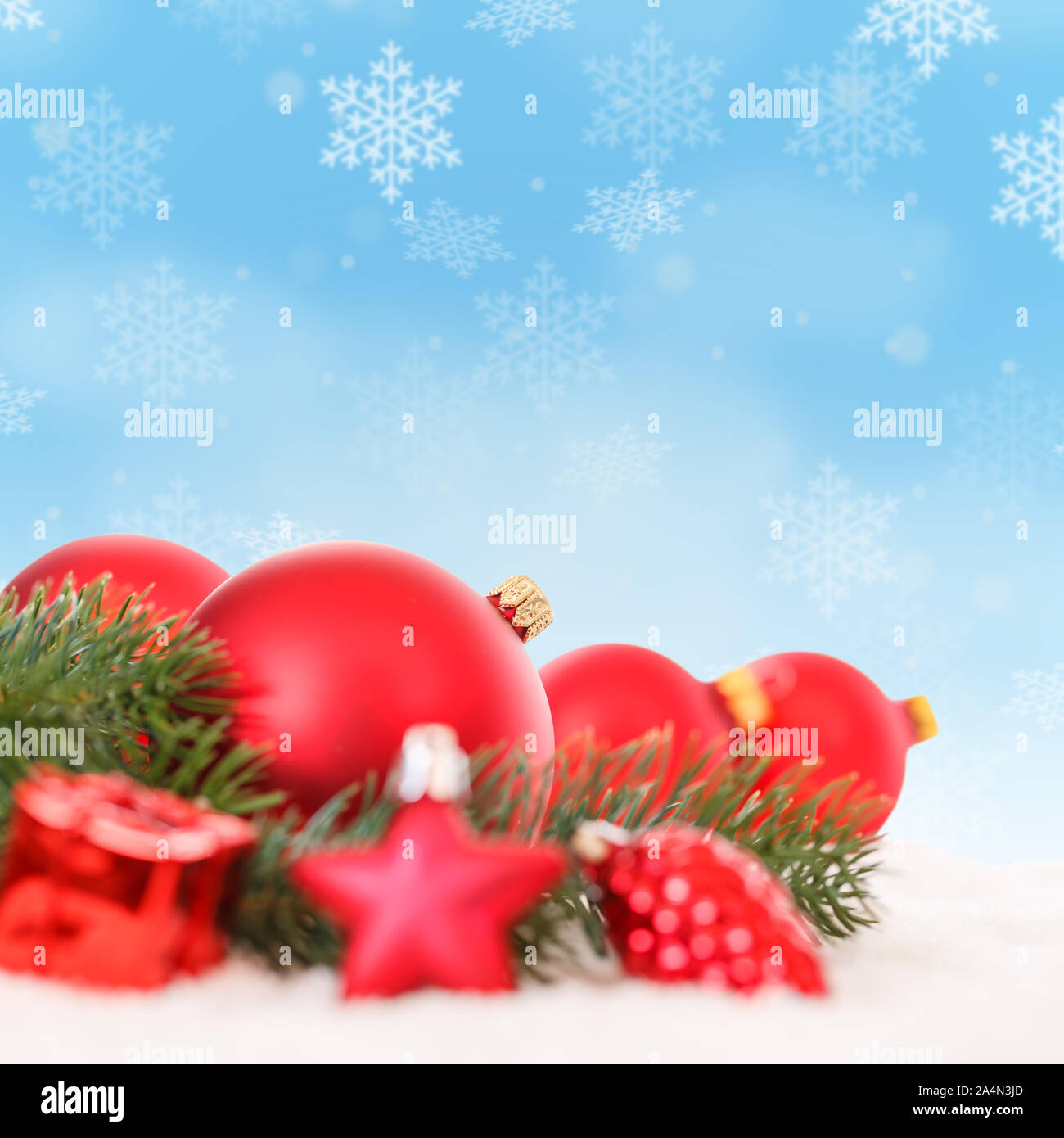 Le palle di Natale decorazione scheda baubles snow copyspace quadrato di spazio copia testo Foto Stock