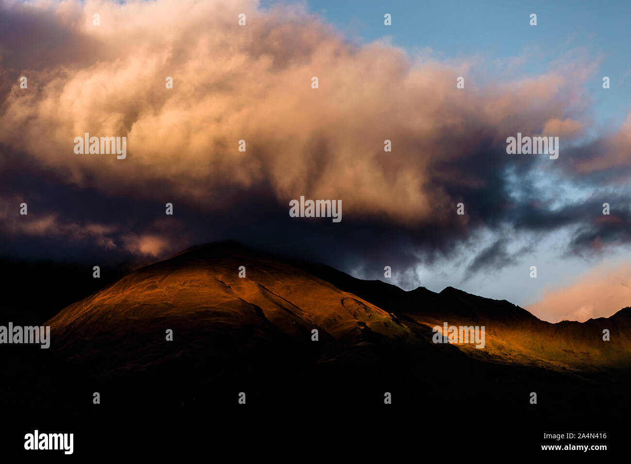 Nuvole sopra le montagne Foto Stock