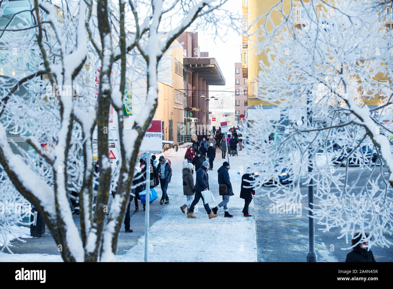 I pedoni sulla strada innevata Foto Stock