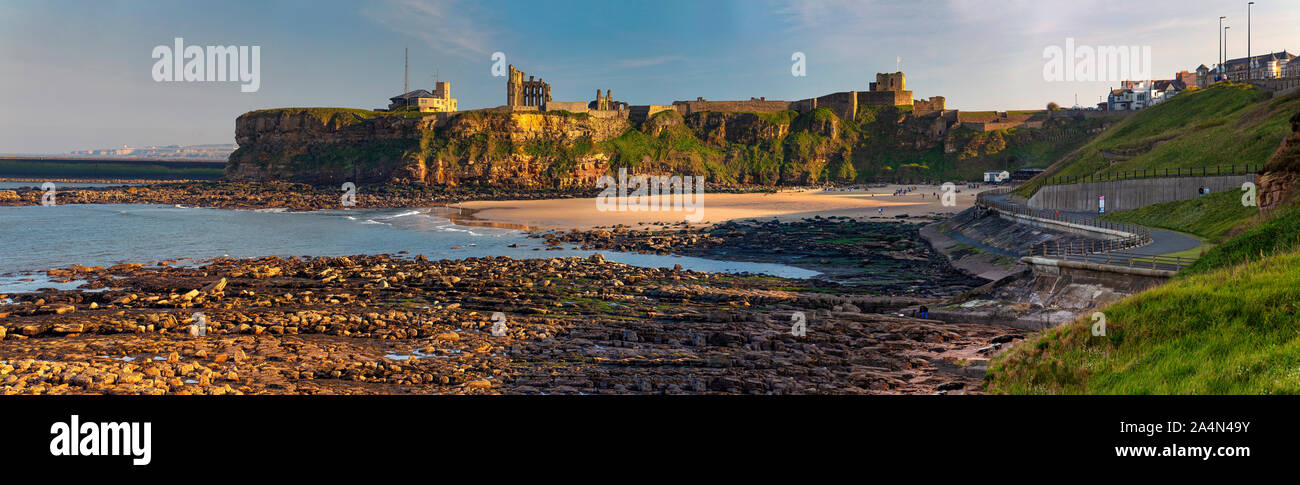 Castello di Tynemouth & Priory in estate si affaccia su King Edward's Bay, Tynemouth, Tyne and Wear, England, Regno Unito Foto Stock