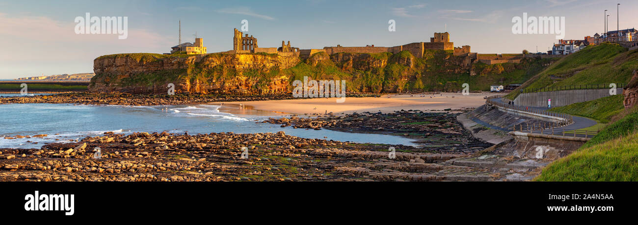 Castello di Tynemouth & Priory in estate si affaccia su King Edward's Bay, Tynemouth, Tyne and Wear, England, Regno Unito Foto Stock