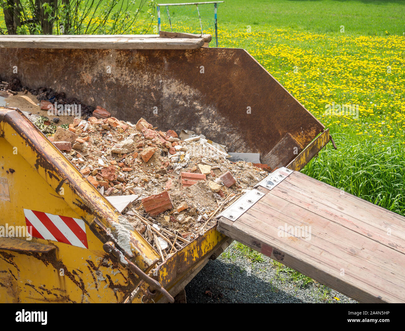 Contenitore con macerie Foto Stock