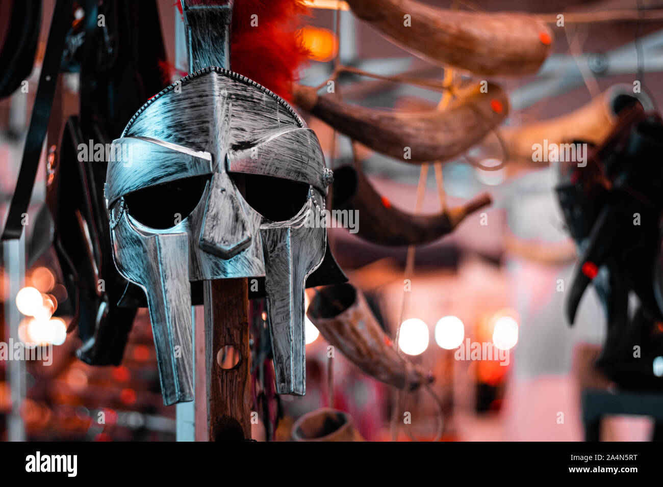 Halloween gladiatore helm da Roma antica. Coraggio, battaglia e libertà i temi. Ottobre vacanze, autunno 2019. Foto Stock