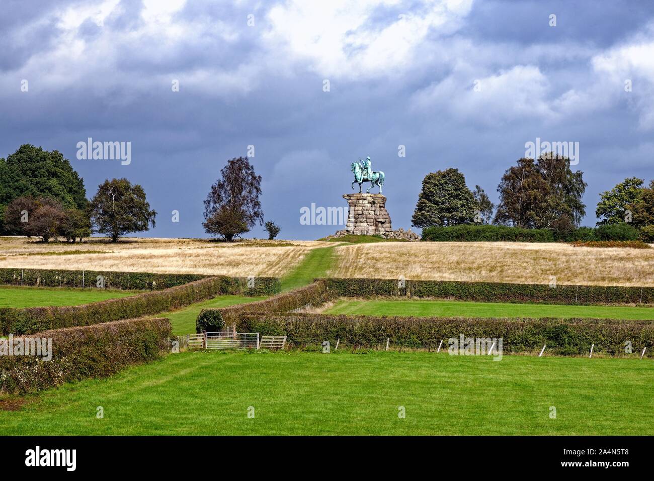 Il rame statua equestre su Snow Hill, in Windsor Great Park , Windsor Berkshire England Regno Unito Foto Stock