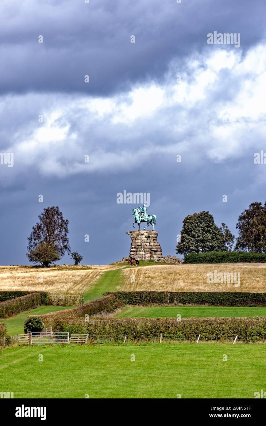 Il rame statua equestre su Snow Hill, in Windsor Great Park , Windsor Berkshire England Regno Unito Foto Stock