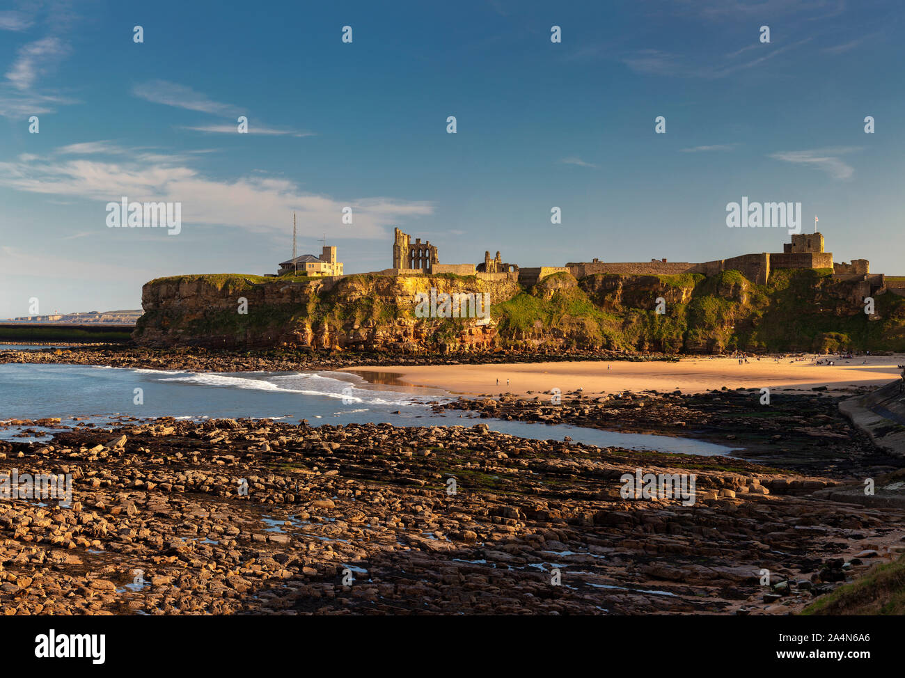 Castello di Tynemouth & Priory in estate si affaccia su King Edward's Bay, Tynemouth, Tyne and Wear, England, Regno Unito Foto Stock