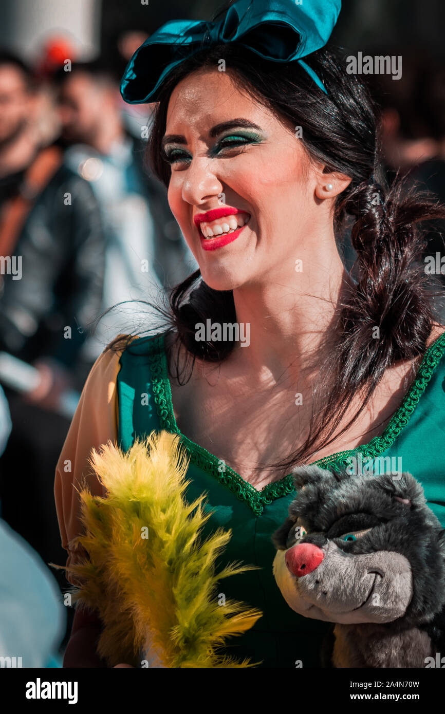 Roma, 5 aprile 2019, fumetti e cosplayer evento chiamato 'Romics'. Close-up e medie colpi di Cenerentola attrice in condizioni di luce diurna. La folla in costume. Foto Stock