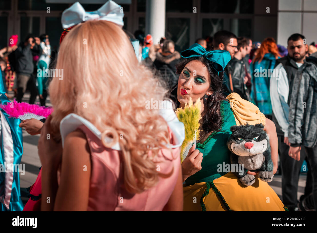 Roma, 5 aprile 2019, fumetti e cosplayer evento chiamato 'Romics'. Close-up e medie colpi di Cenerentola attrice in condizioni di luce diurna. La folla in costume. Foto Stock
